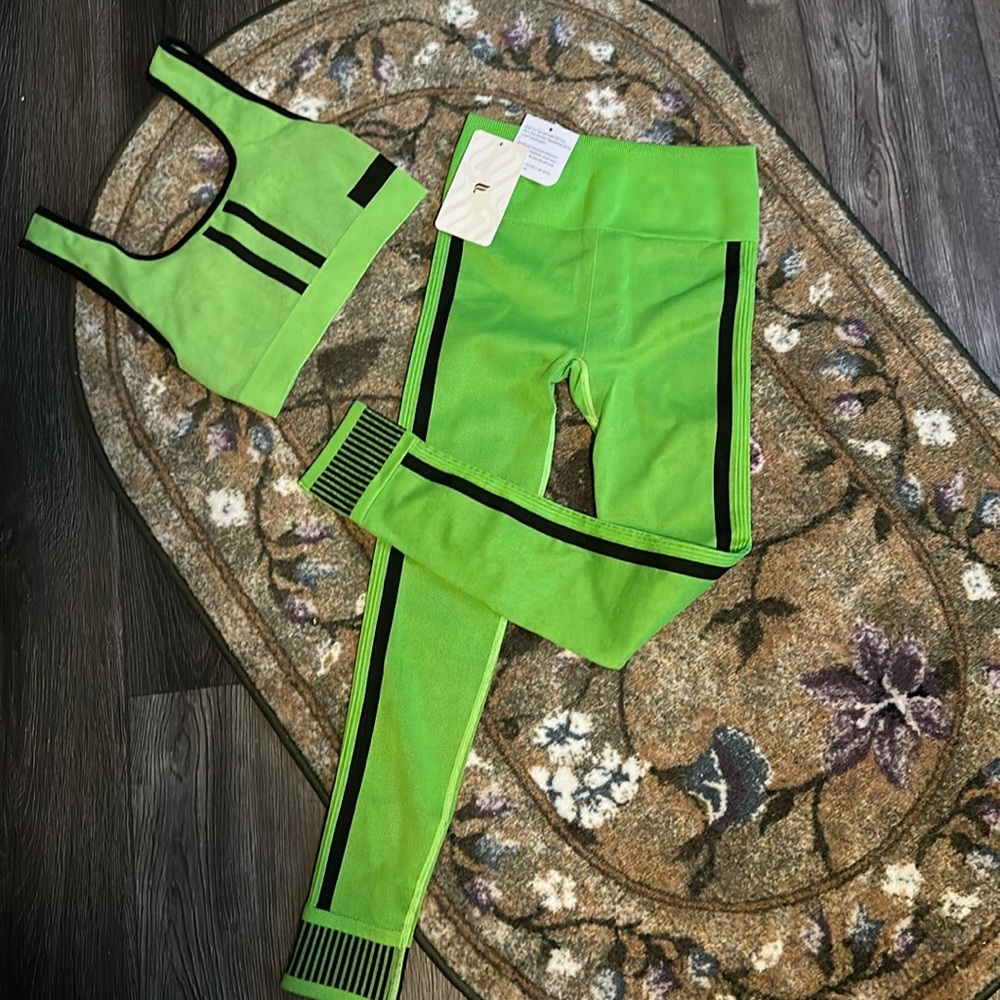 Fabletics neon green shorts bra with leggings S